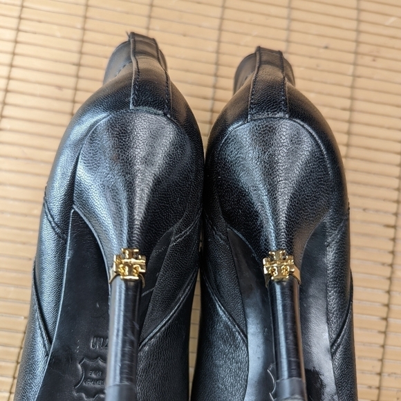 TORY BURCH 166132 Black Leather Pointy Cap Toe Booties Gold Logo Heel size 7 M. - Picture 7 of 11